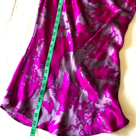 Tie sleeve 100% curve hugging abstract blouse - Picture 7 of 10